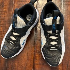 Boys basketball shoes - great condition!